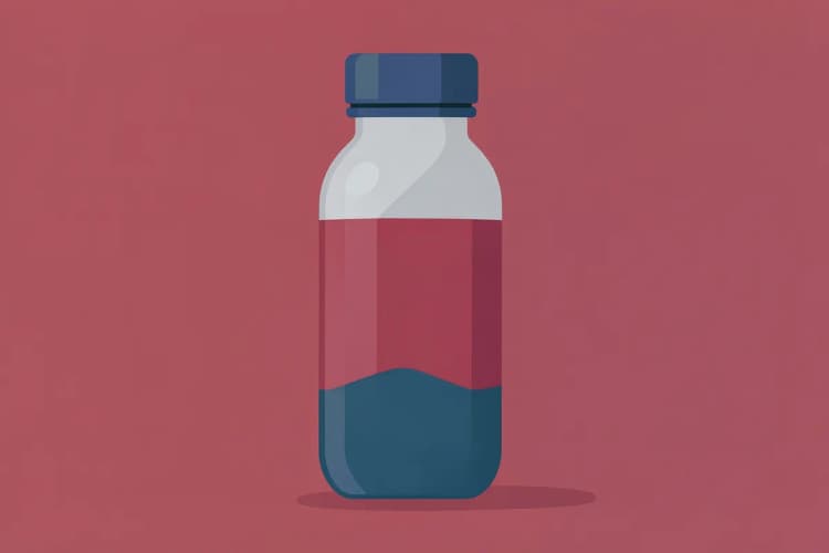 Uma garrafa de água com creatina em pó dissolvida, pronta para beber.