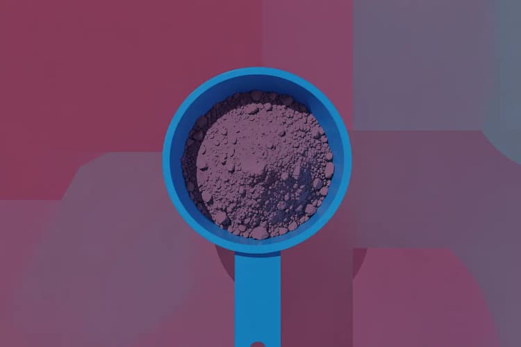 Uma colher medidora cheia de creatina em pó