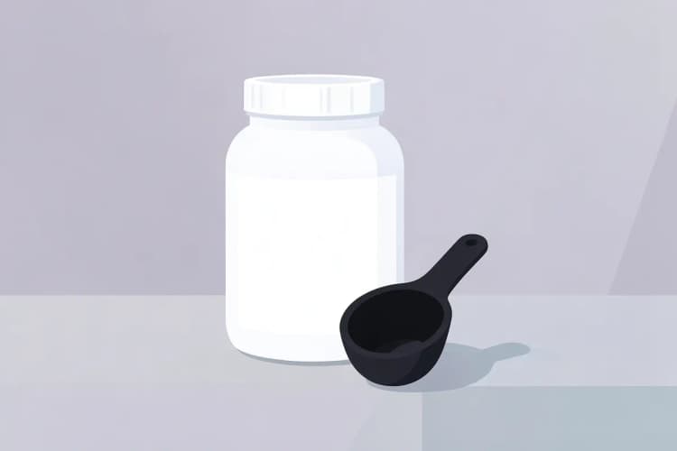 frasco de suplemento de creatina em pó com uma colher medidora ao lado em uma bancada de cozinha