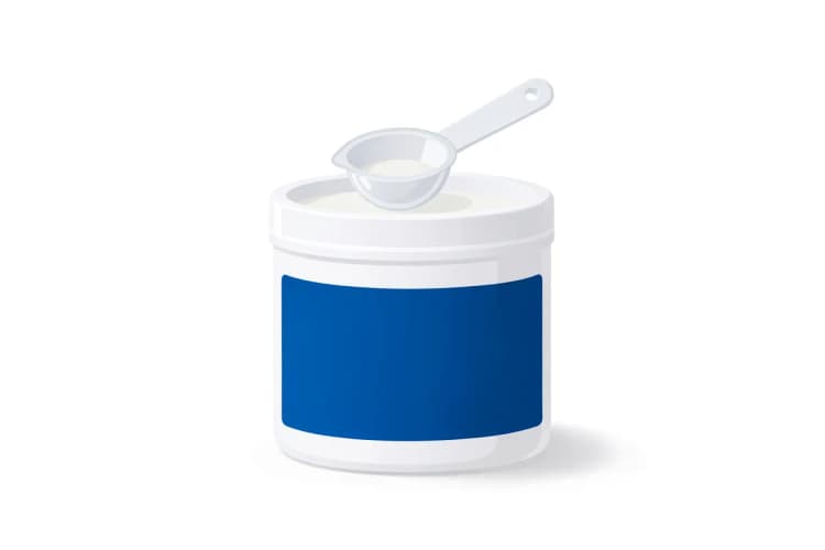 pote de creatina monohidratada com uma colher medidora ao lado em fundo branco