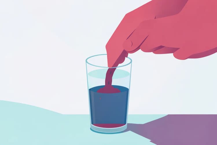 Uma pessoa misturando creatina em pó em um copo d'água