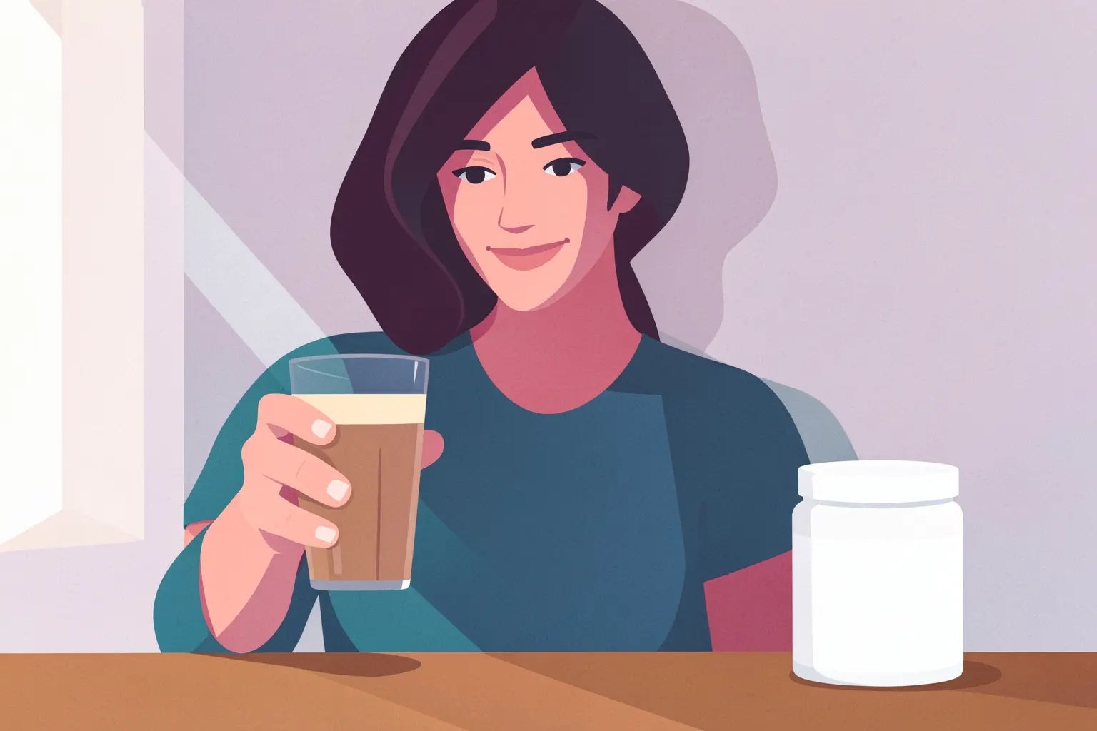 Mulher sorrindo e segurando um copo de shake de proteína com um suplemento de creatina ao lado.